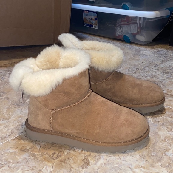 Uggs Bow Boots - Picture 1 of 5